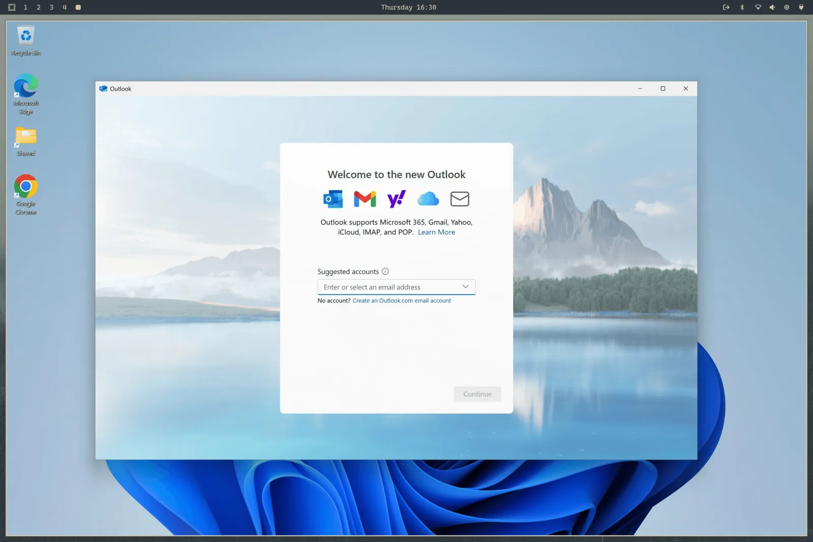 Windows 11 som kjører Outlook inne i Omarchy, med Omarchys skrivebordslinje synlig over